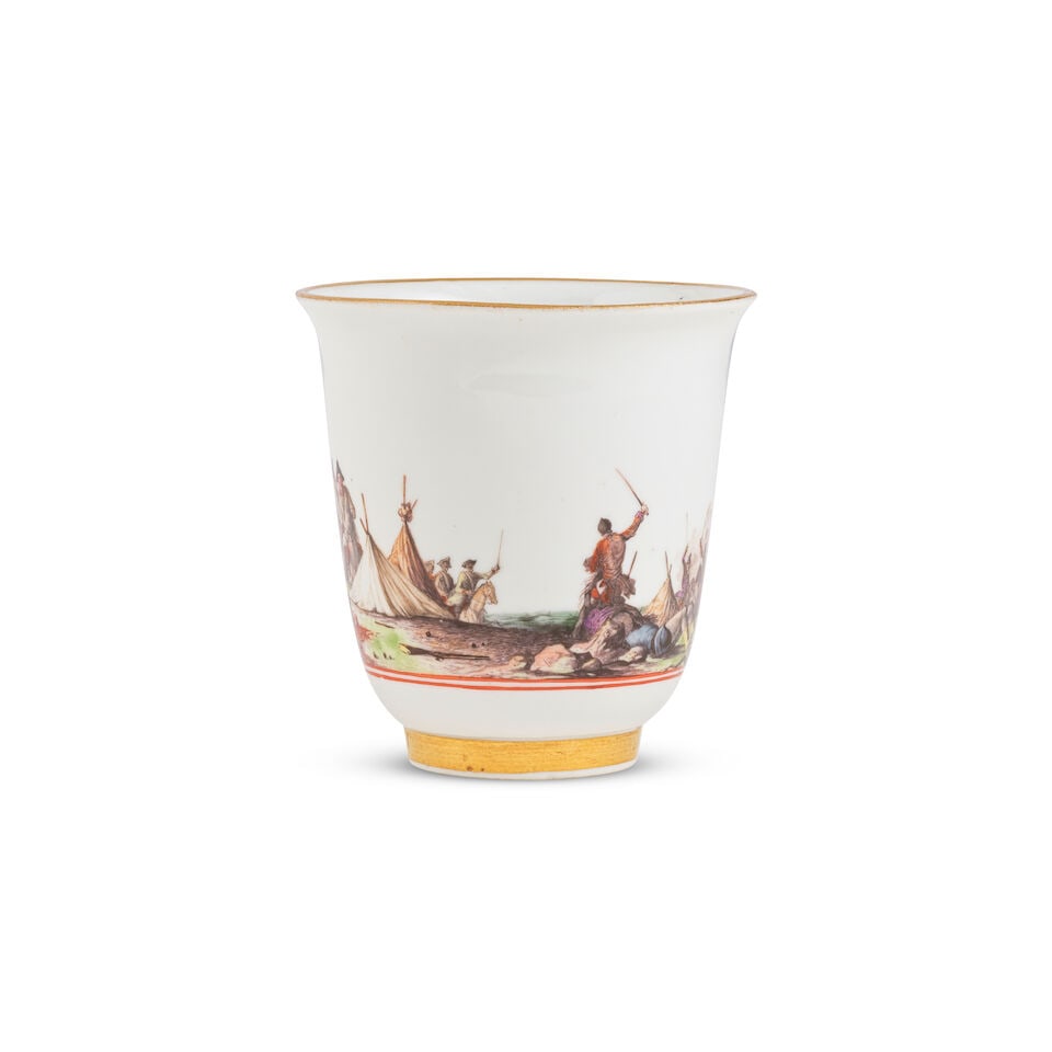 Gobelet à décor militaire en porcelaine de Meissen, vers 1745 A Meissen beaker with ba... - 2