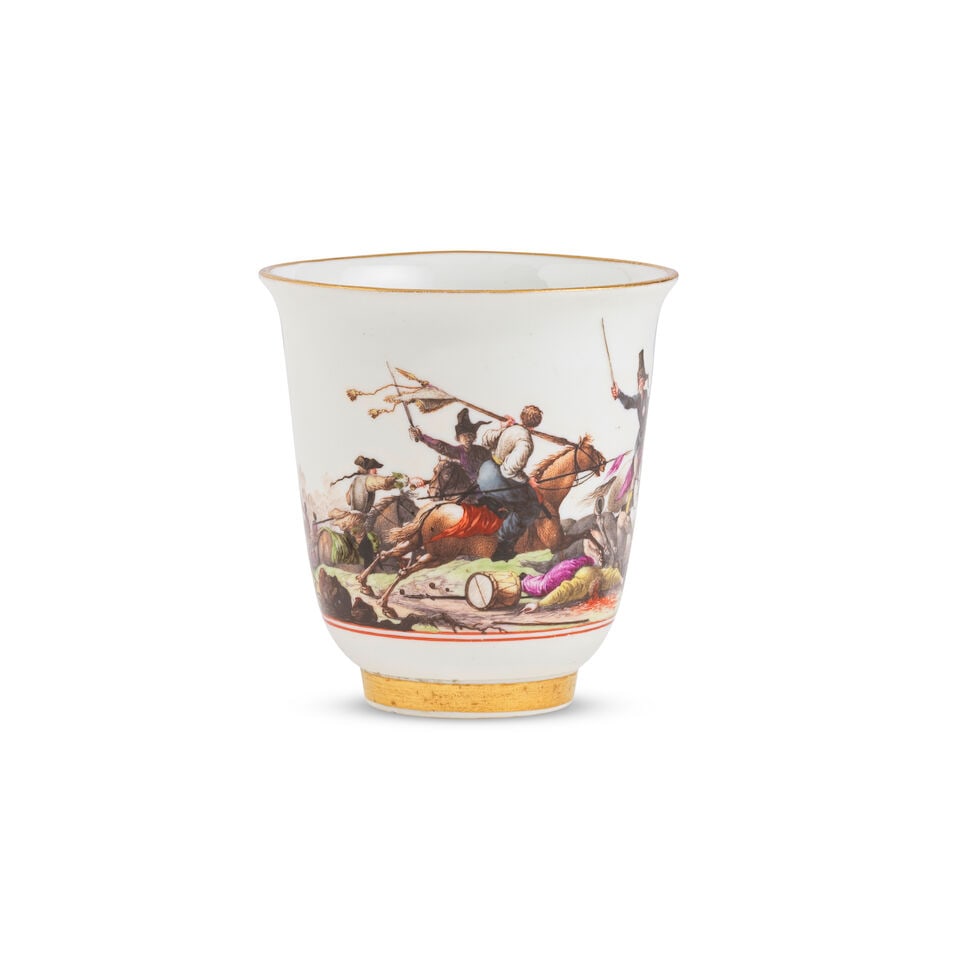 Gobelet à décor militaire en porcelaine de Meissen, vers 1745 A Meissen beaker with ba... - 3