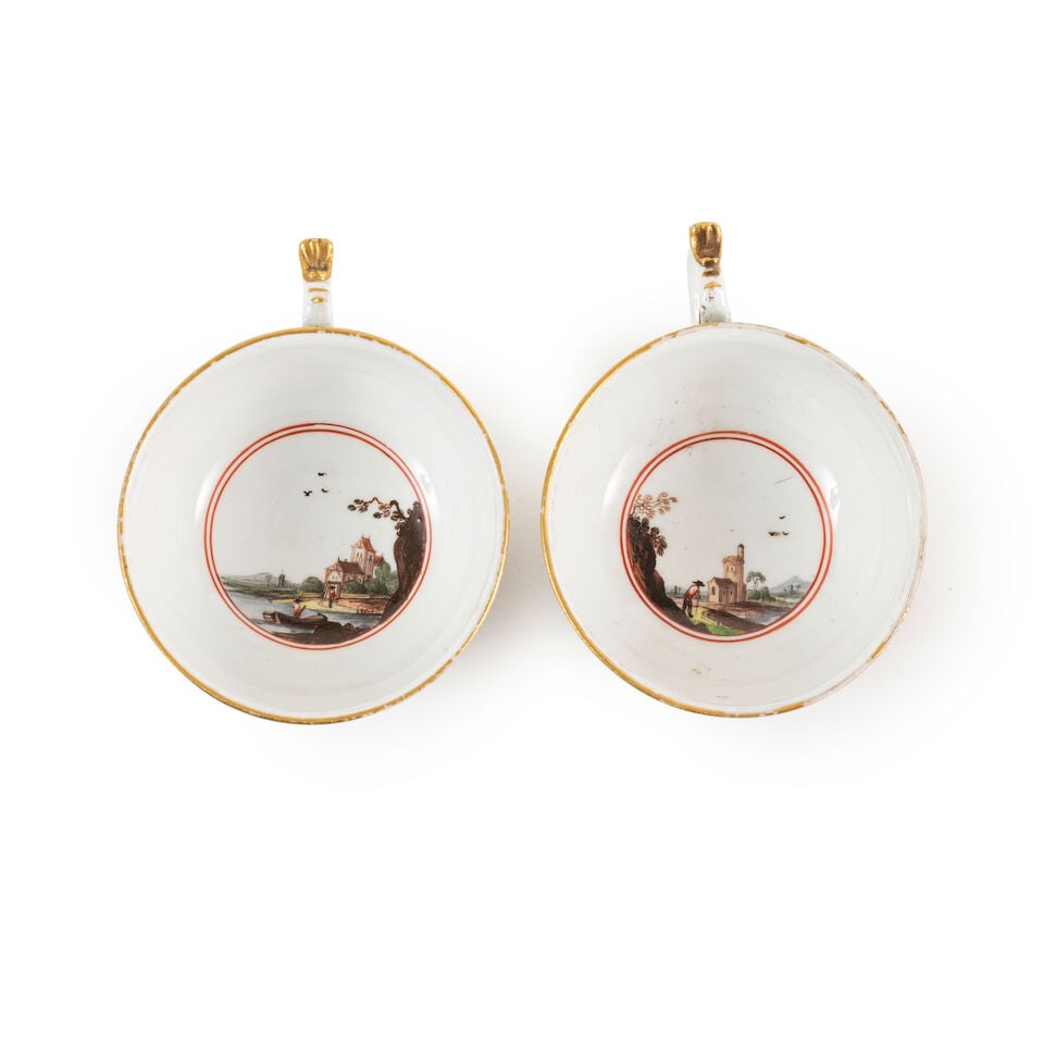 Deux tasses à fond turquoise en porcelaine de Meissen, vers 1740 Two Meissen turquoise-grou... - 2