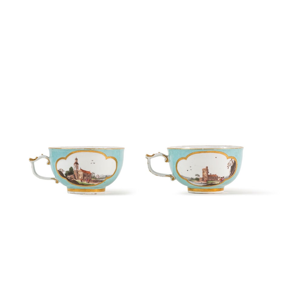 Deux tasses à fond turquoise en porcelaine de Meissen, vers 1740 Two Meissen turquoise-grou... - 3
