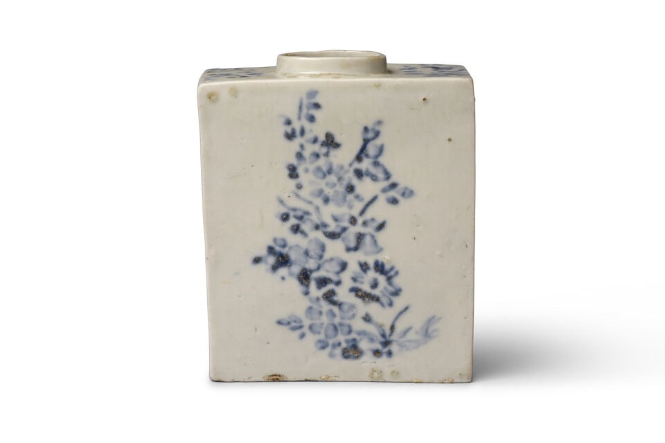 Boite à thé rectangulaire en porcelaine de Doccia, ves 1740-45 A rectangular Doccia te...: Boite à thé rectangulaire en porcelaine de Doccia, ves 1740-45 A rectangular Doccia tea caddy, circa 1740-45 Decorated with stencilled floral 'a stampa' decoration in underglaze-blue,