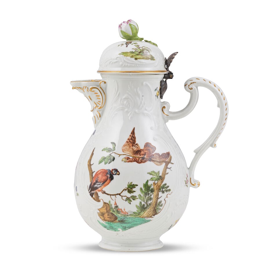 Cafetière couverte en porcelaine de Meissen, vers 1750-55 A Meissen coffee pot and cover, c... (1 of 2)