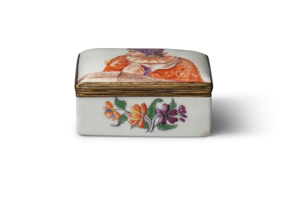 Tabatière en porcelaine de Doccia, vers 1760-70 A Doccia snuff box, circa 1760-70: Tabatière en porcelaine de Doccia, vers 1760-70 A Doccia snuff box, circa 1760-70 The cover decorated with the bust of a woman, the sides with polychrome flowers, 6.9cm long; 5.2cm wide; 3cm