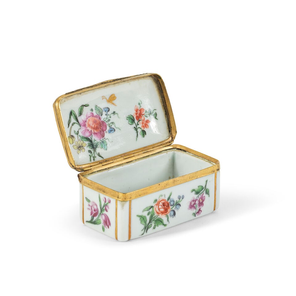 Tabatière en porcelaine, probablement italienne, vers 1775-1800 A porcelain snuff box, prob... - 2