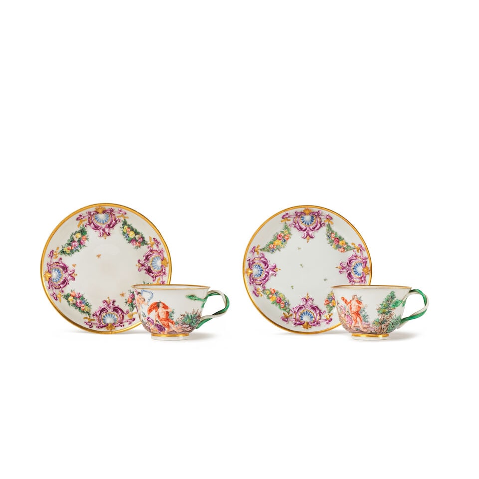 Deux tasses et soucoupe en porcelaine de Doccia décorées en bas-relief, vers 1770 Two ...: Deux tasses et soucoupe en porcelaine de Doccia décorées en bas-relief, vers 1770 Two Doccia cups and saucers in bas-relief with polychrome decoration, circa 1770 The saucers reserved with f