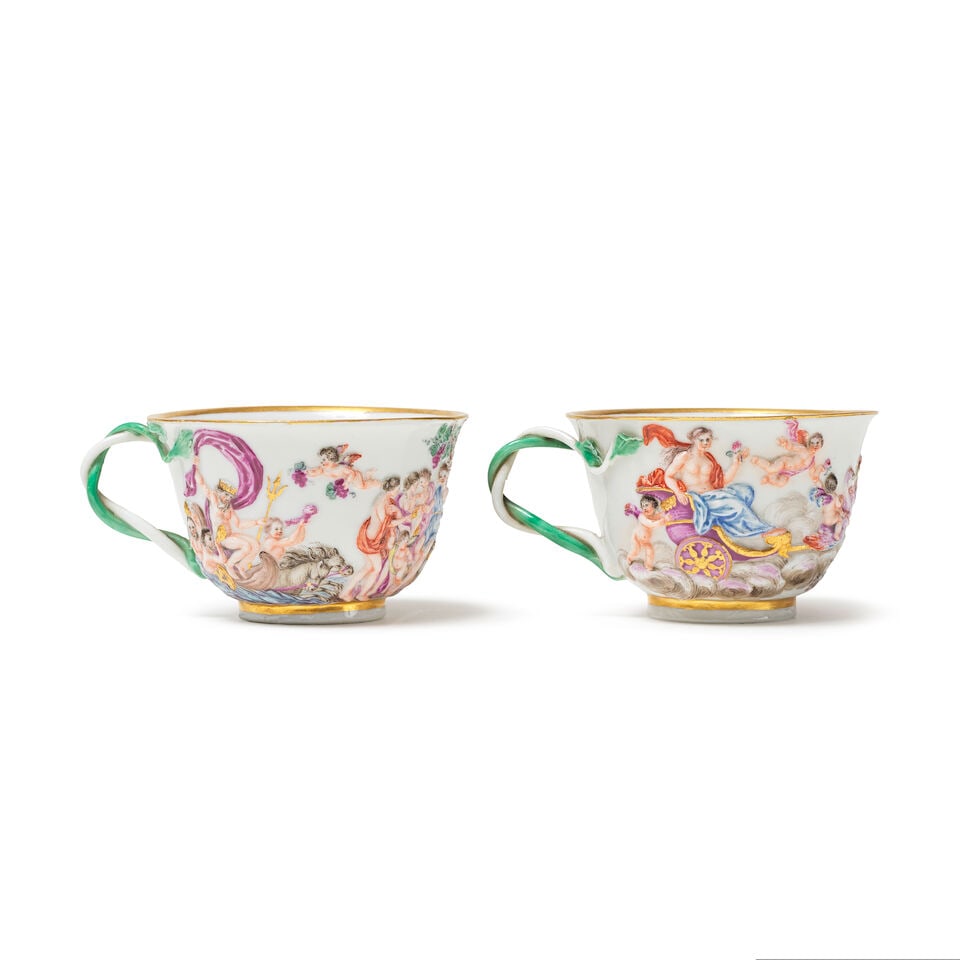 Deux tasses et soucoupe en porcelaine de Doccia décorées en bas-relief, vers 1770 Two ... - 3