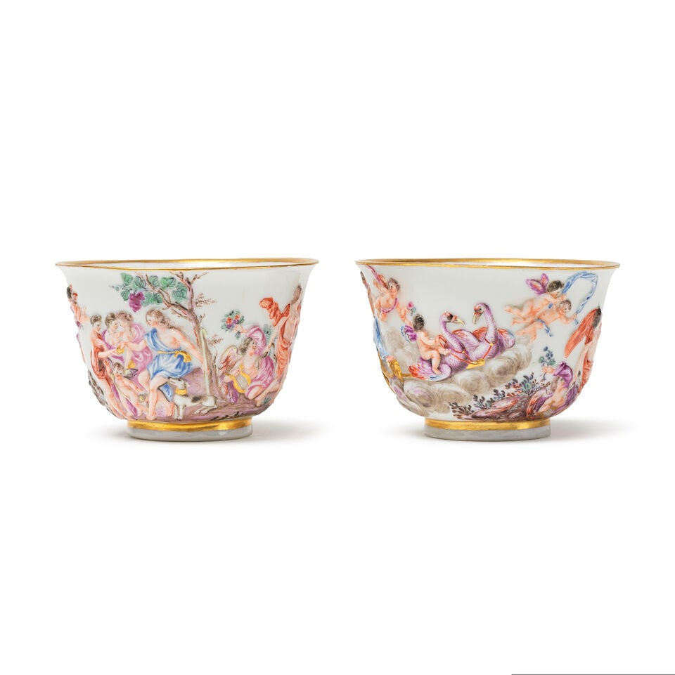 Deux tasses et soucoupe en porcelaine de Doccia décorées en bas-relief, vers 1770 Two ... - 5