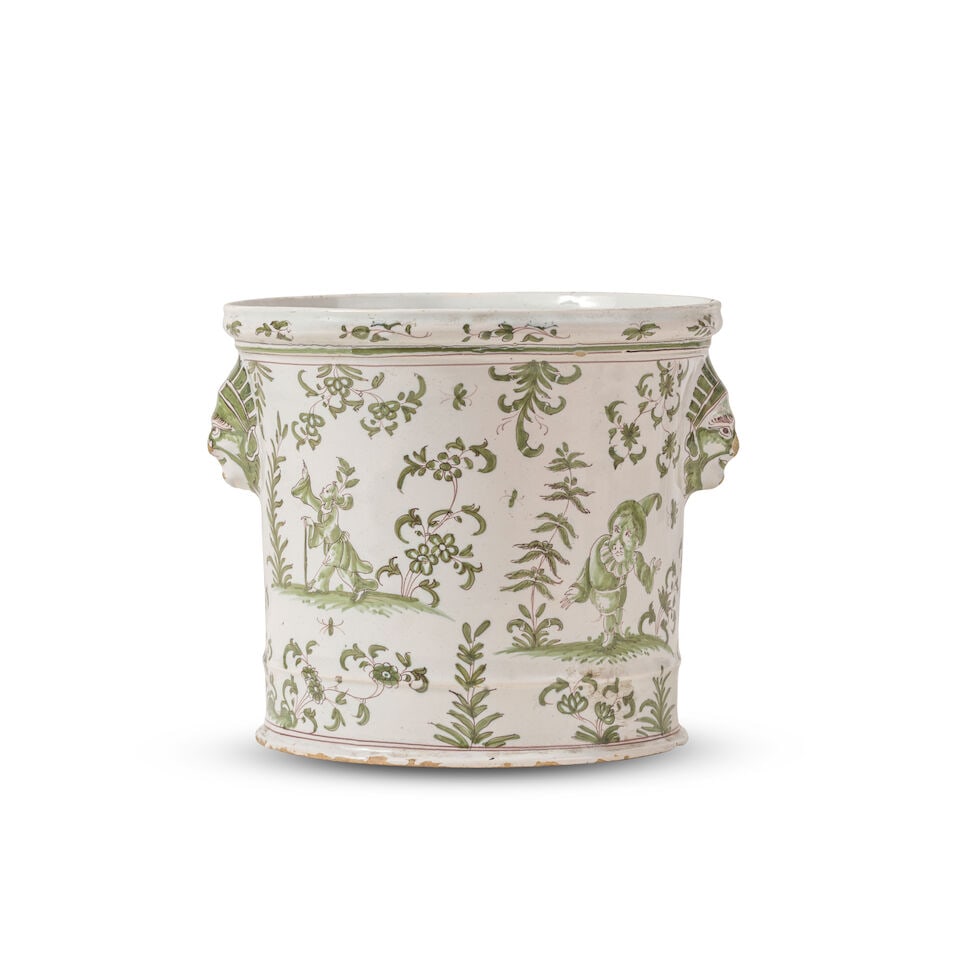 Rafraîchissoir en faïence de Moustier, deuxième moitié XVIIIe siècle A ...: Rafraîchissoir en faïence de Moustier, deuxième moitié XVIIIe siècle A Moustiers faience bottle cooler, second half 18th century Moulded with two masks at the side,