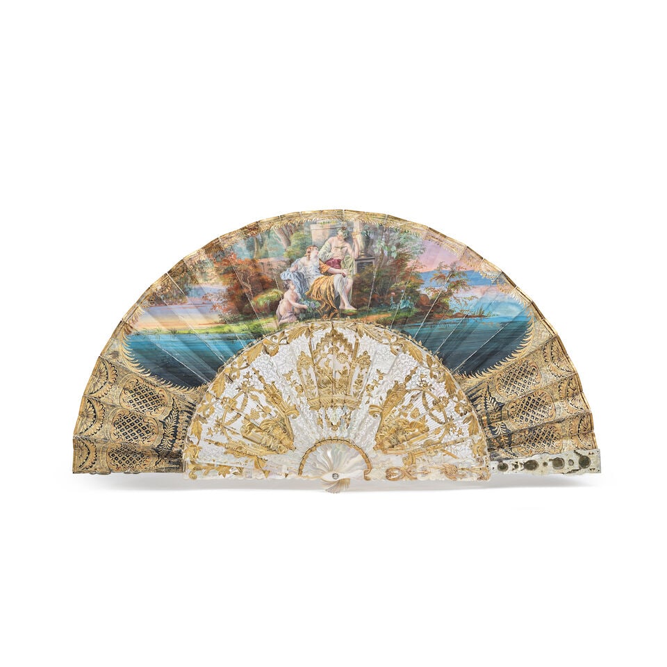Eventail plein vol en nacre et nacre doré, gouache sur papier figurant Le Bain de Vénu...: Eventail plein vol en nacre et nacre doré, gouache sur papier figurant Le Bain de Vénus, XIXe siècle Full-size fan in mother-of-pearl and gilded mother-of-pearl, gouache on paper depict