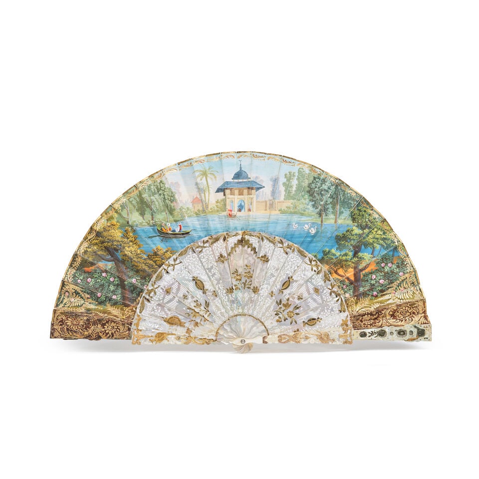 Eventail plein vol en nacre et nacre doré, gouache sur papier figurant Le Bain de Vénu... - 2