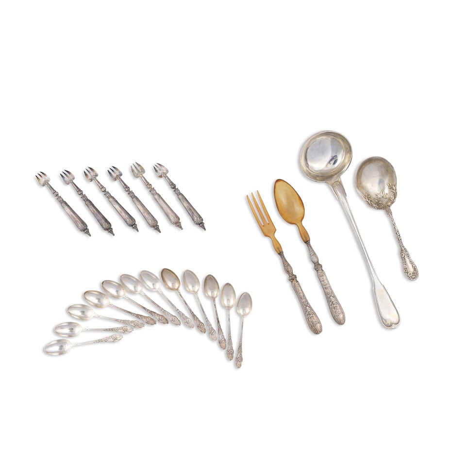 Lot en argent 800, 925 et 950 °/°°A silver 800, 925 et 950 °/°° lot: Lot en argent 800, 925 et 950 °/°° A silver 800, 925 et 950 °/°° lot Comprising: -A ladle, filet model, Paris 1798-1809. Silversmith Pièrre Defontaine -Six oyster f