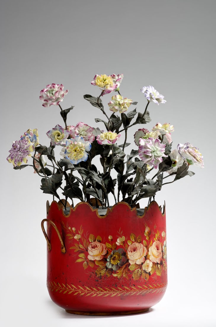Bouquet de fleurs en porcelaine dans un cache-pot en tole peinte, XIXe siècleA 19th century... - 2