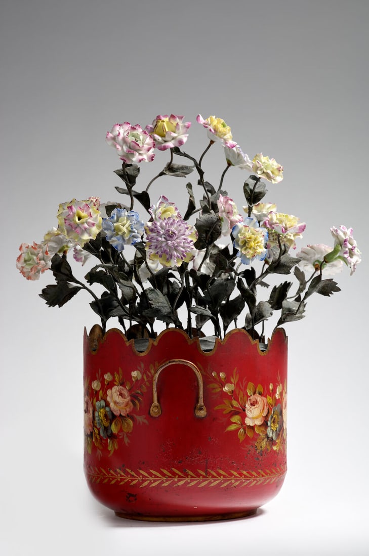 Bouquet de fleurs en porcelaine dans un cache-pot en tole peinte, XIXe siècleA 19th century... - 3