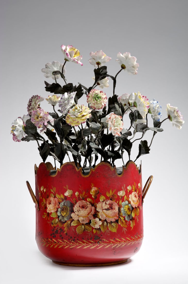 Bouquet de fleurs en porcelaine dans un cache-pot en tole peinte, XIXe siècleA 19th century... - 4