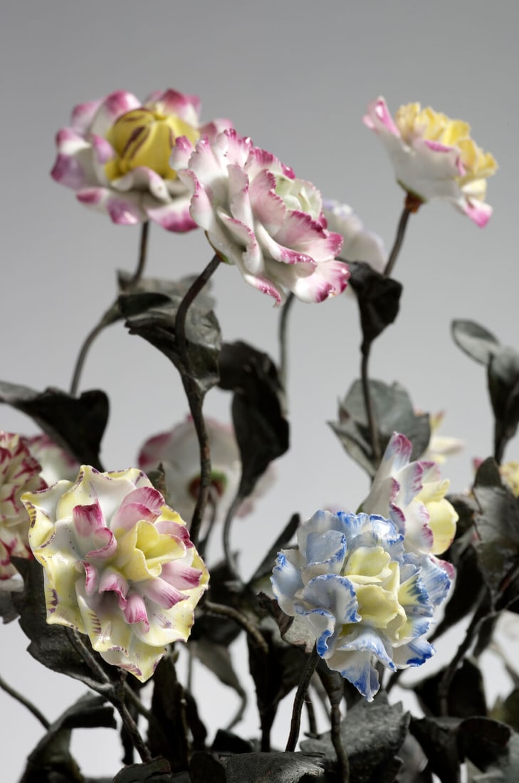 Bouquet de fleurs en porcelaine dans un cache-pot en tole peinte, XIXe siècleA 19th century... - 5