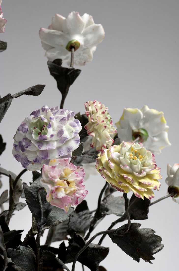 Bouquet de fleurs en porcelaine dans un cache-pot en tole peinte, XIXe siècleA 19th century... - 6