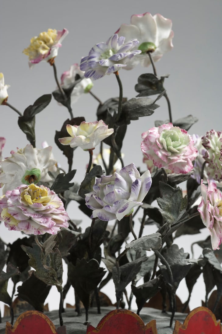 Bouquet de fleurs en porcelaine dans un cache-pot en tole peinte, XIXe siècleA 19th century... - 7