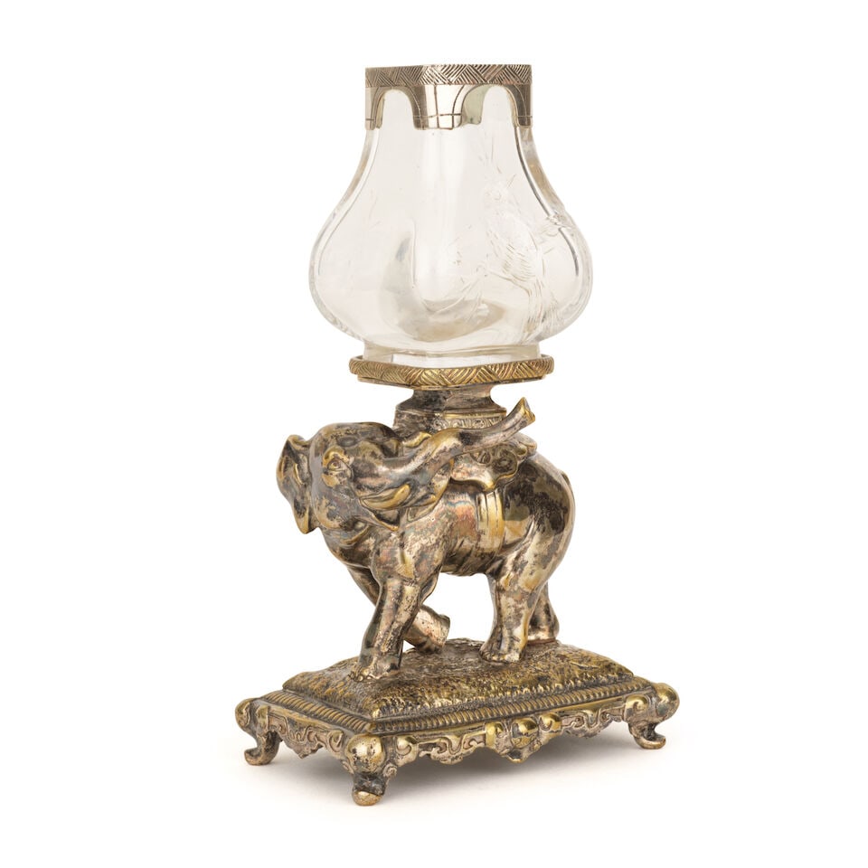 Vase Baccarat à l'éléphant en cristal gravé et bronze argenté, vers 188...: Vase Baccarat à l'éléphant en cristal gravé et bronze argenté, vers 1880 A Baccarat crystal and silvered bronze elephant vase, circa 1880 The baluster-shaped crystal vase
