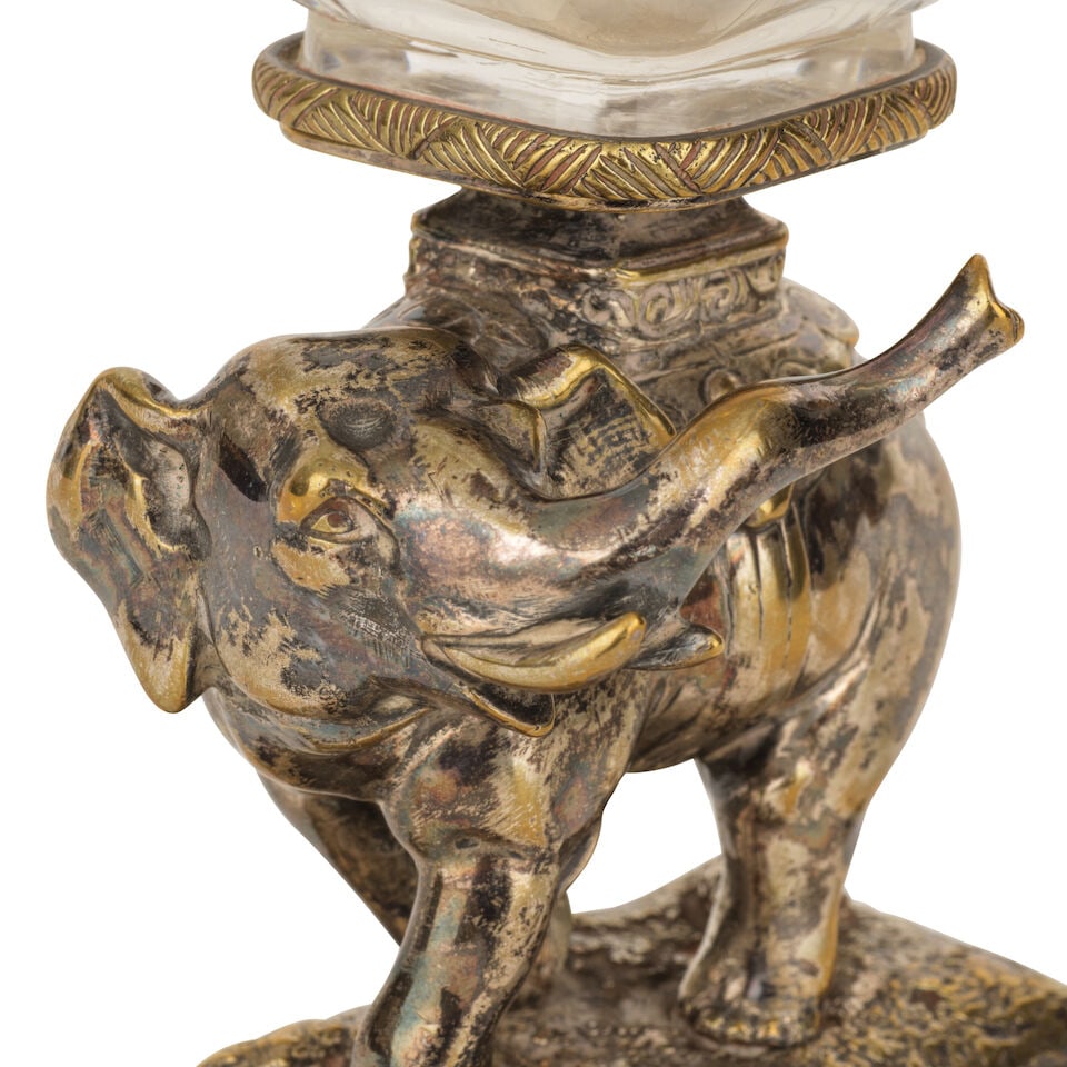 Vase Baccarat à l'éléphant en cristal gravé et bronze argenté, vers 188... - 3