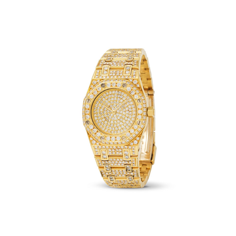 Audemars Piguet. A fine lady's 18K gold quartz bracelet watch with custom diamond set bezel and ...: Audemars Piguet. A fine lady's 18K gold quartz bracelet watch with custom diamond set bezel and bracelet Audemars Piguet. Montre bracelet de dame en or jaune 18K (750) sertie de diamants (non d'origin