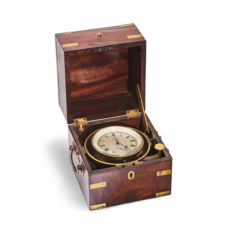 Arnold, London. A gilt brass manual wind open face marine chronometer in a mahogany box Arnold, ...: Arnold, London. A gilt brass manual wind open face marine chronometer in a mahogany box Arnold, London. Chronomètre de marine en laiton doré avec cadran ouvert mouvement mécanique dans