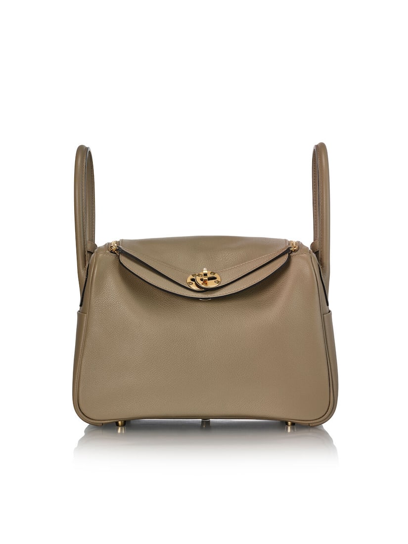 HERMÈS: BEIGE MARFA EVERCOLOR LINDY 26 WITH GOLD HARDWARE 2024 (Includes dust bag): HERMÈS: BEIGE MARFA EVERCOLOR LINDY 26 WITH GOLD HARDWARE 2024 愛馬仕：馬爾法米色EVERCOLOR牛皮LINDY包26厘米%