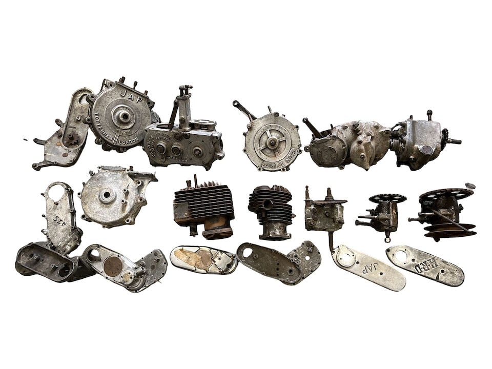 A quantity of mostly vintage engine and gearbox components (1 of 7)