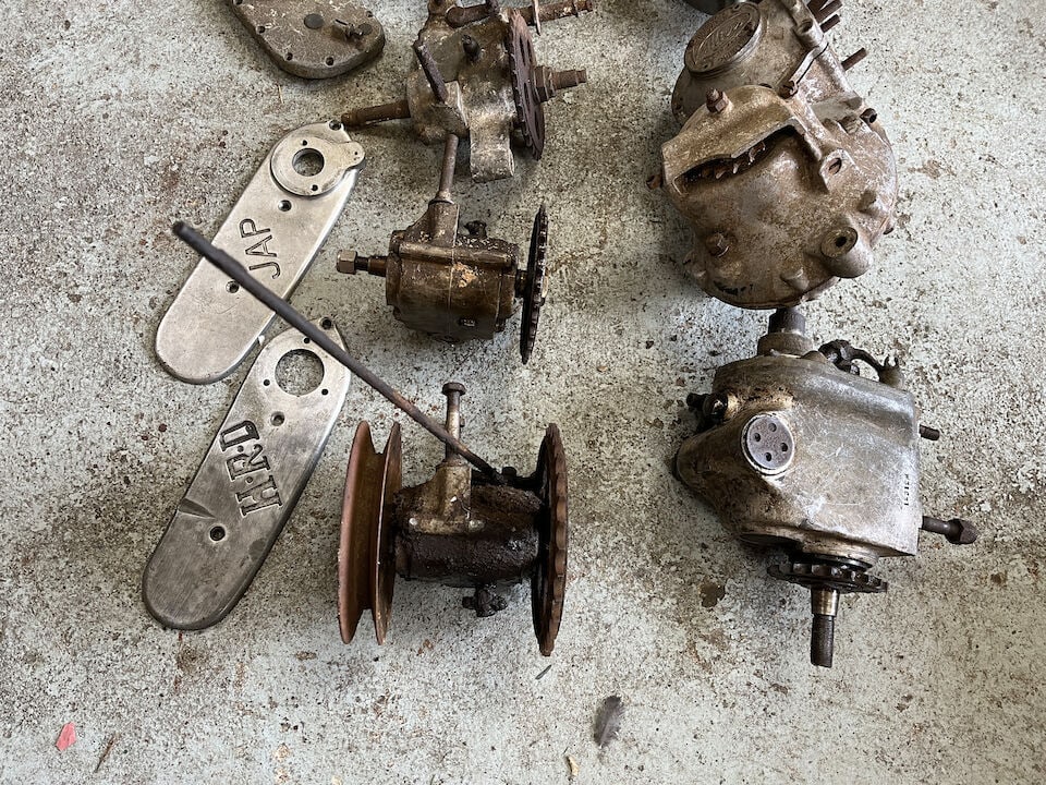 A quantity of mostly vintage engine and gearbox components - 3