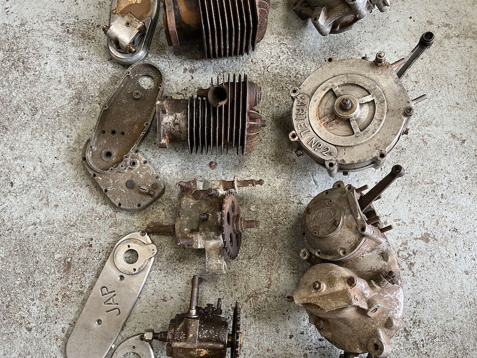 A quantity of mostly vintage engine and gearbox components - 4