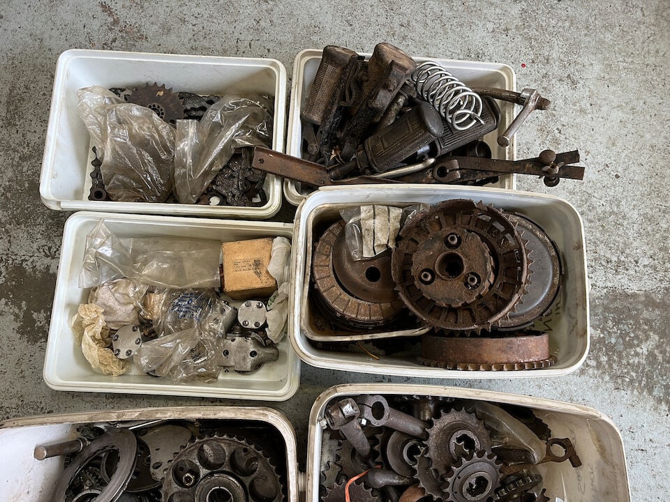 A quantity of mostly vintage engine and gearbox components - 7