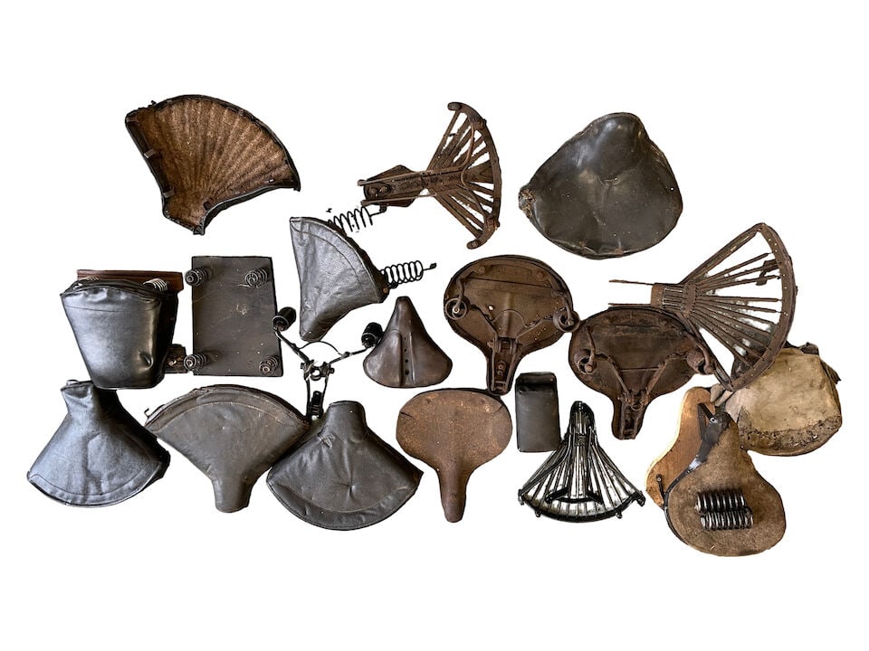 A quantity of saddles, saddle frames and covers (1 of 1)