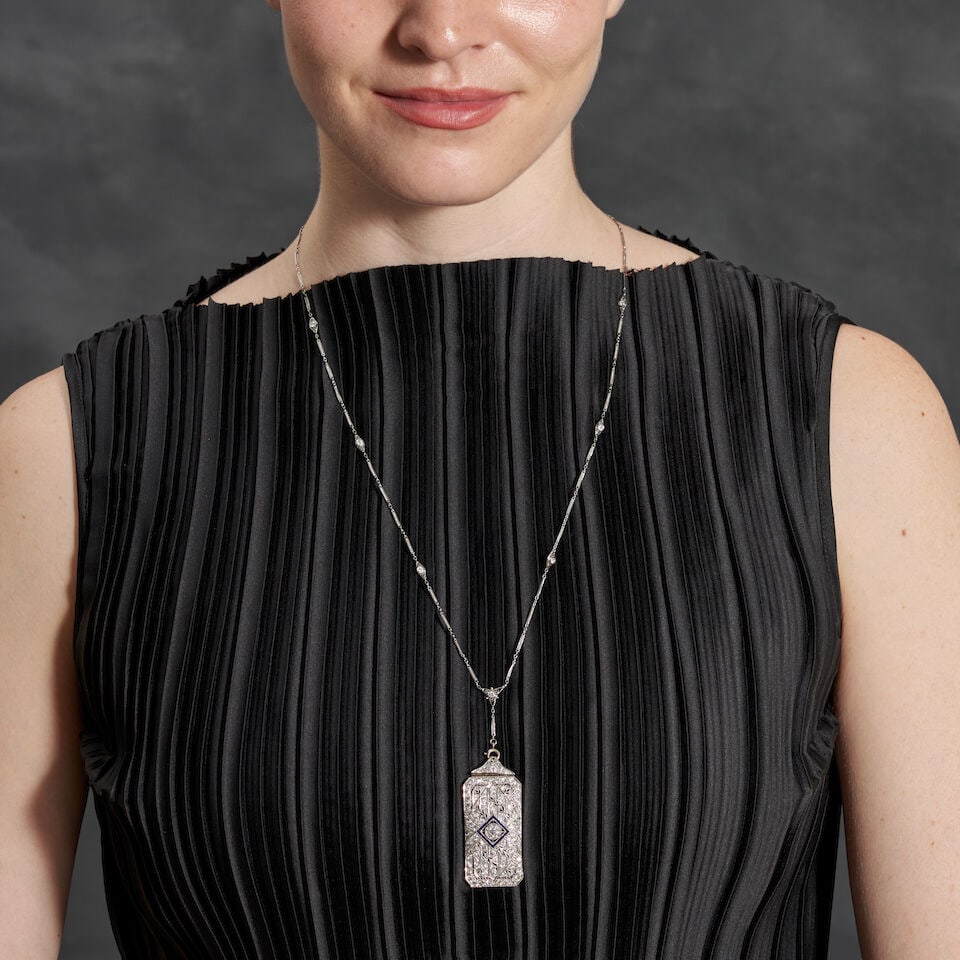 AN ART DECO PLATINUM AND DIAMOND CONVERTIBLE PENDANT/BROOCH AND CHAIN - 3