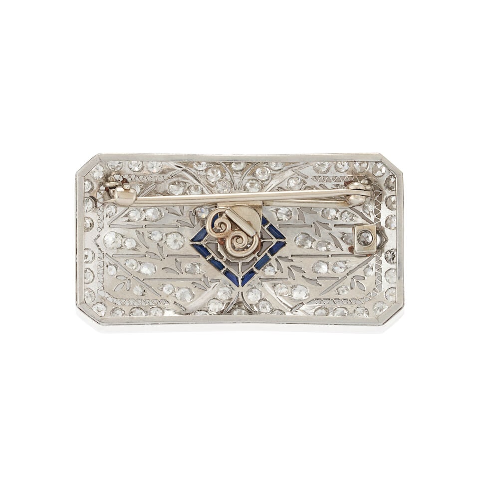 AN ART DECO PLATINUM AND DIAMOND CONVERTIBLE PENDANT/BROOCH AND CHAIN - 4