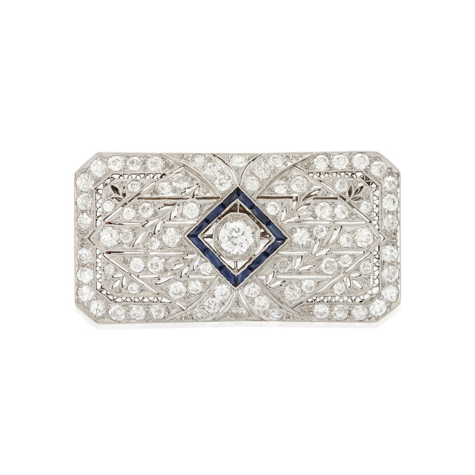 AN ART DECO PLATINUM AND DIAMOND CONVERTIBLE PENDANT/BROOCH AND CHAIN - 6