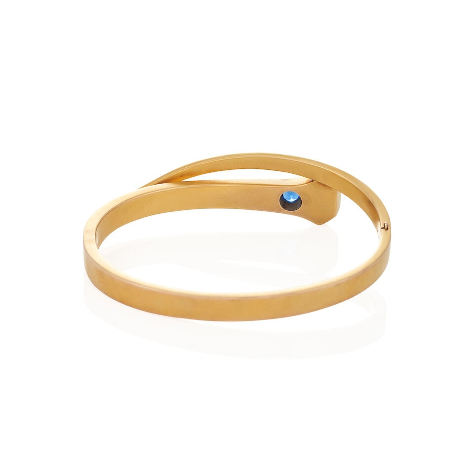 L. FRITZSCHE & CO.: AN ANTIQUE 14K GOLD AND SYNTHETIC SPINEL BANGLE BRACELET - 3