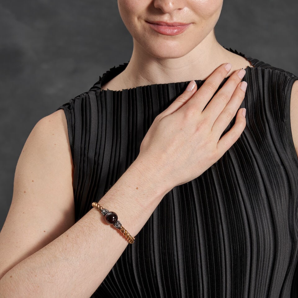 AN ANTIQUE 18K GOLD, GARNET, AND DIAMOND BANGLE BRACELET, FRANCE - 2