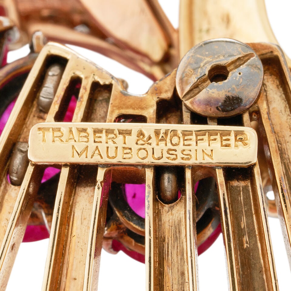 TRABERT & HOEFFER MAUBOUSSIN: A RETRO 14K GOLD, RUBY, AND DIAMOND 'REFLECTION' BROOCH - 3