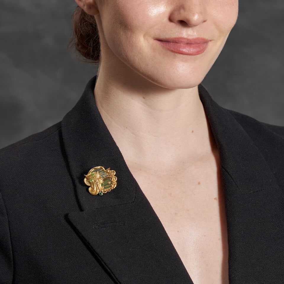 JOÉ DESCOMPS: AN ART NOUVEAU 18K GOLD, PLIQUE-A-JOUR ENAMEL, AND EMERALD BROOCH, FRANCE - 2