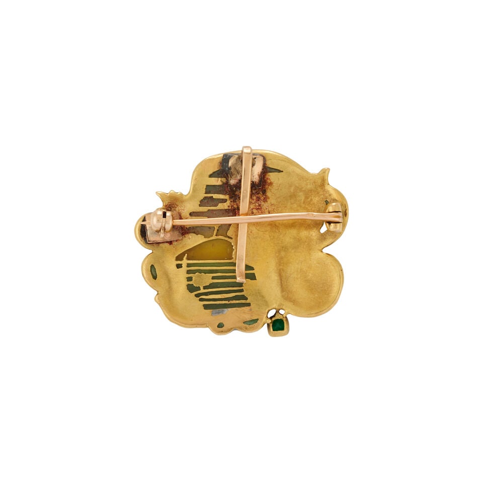 JOÉ DESCOMPS: AN ART NOUVEAU 18K GOLD, PLIQUE-A-JOUR ENAMEL, AND EMERALD BROOCH, FRANCE - 3