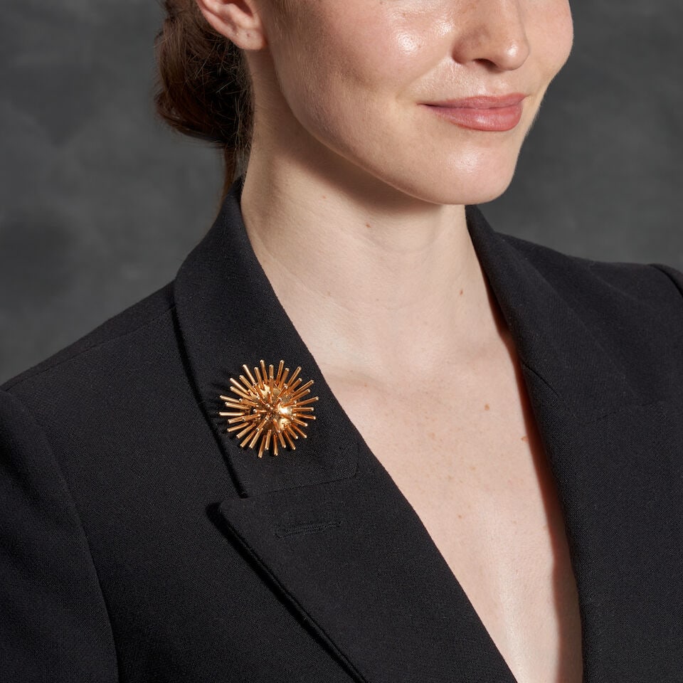 CARTIER: A 14K GOLD SPUTNIK BROOCH - 2