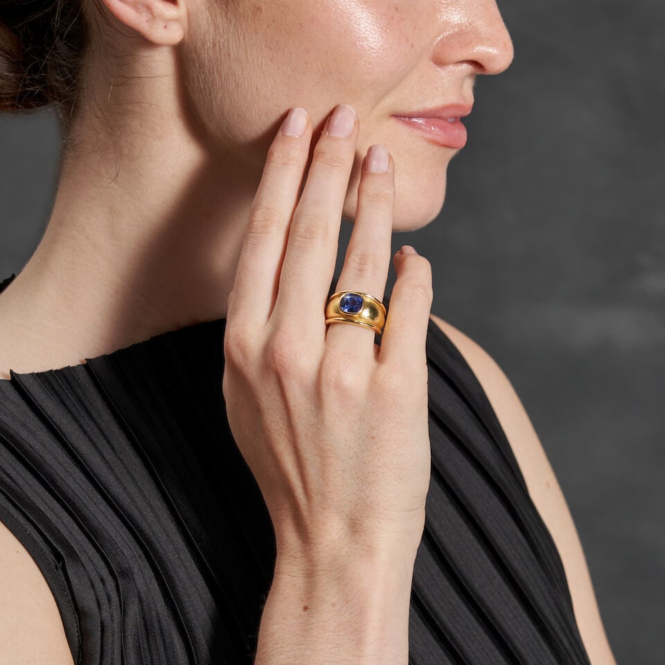 ELIZABETH LOCKE: AN 18K GOLD AND TANZANITE RING - 2