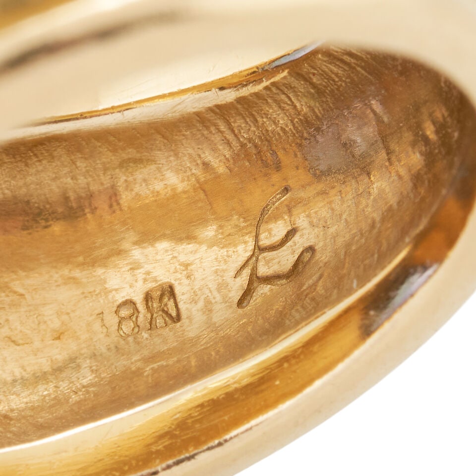 ELIZABETH LOCKE: AN 18K GOLD AND TANZANITE RING - 3