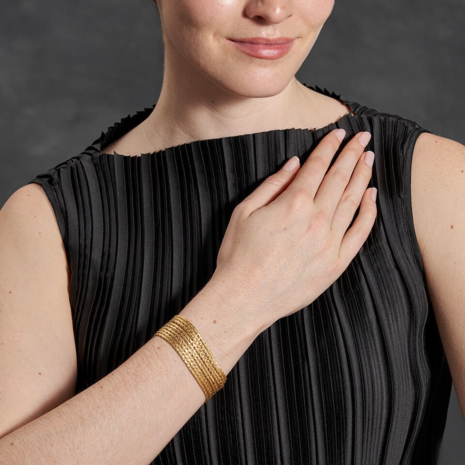 A GOLD, JADE, AND RUBY BRACELET - 2