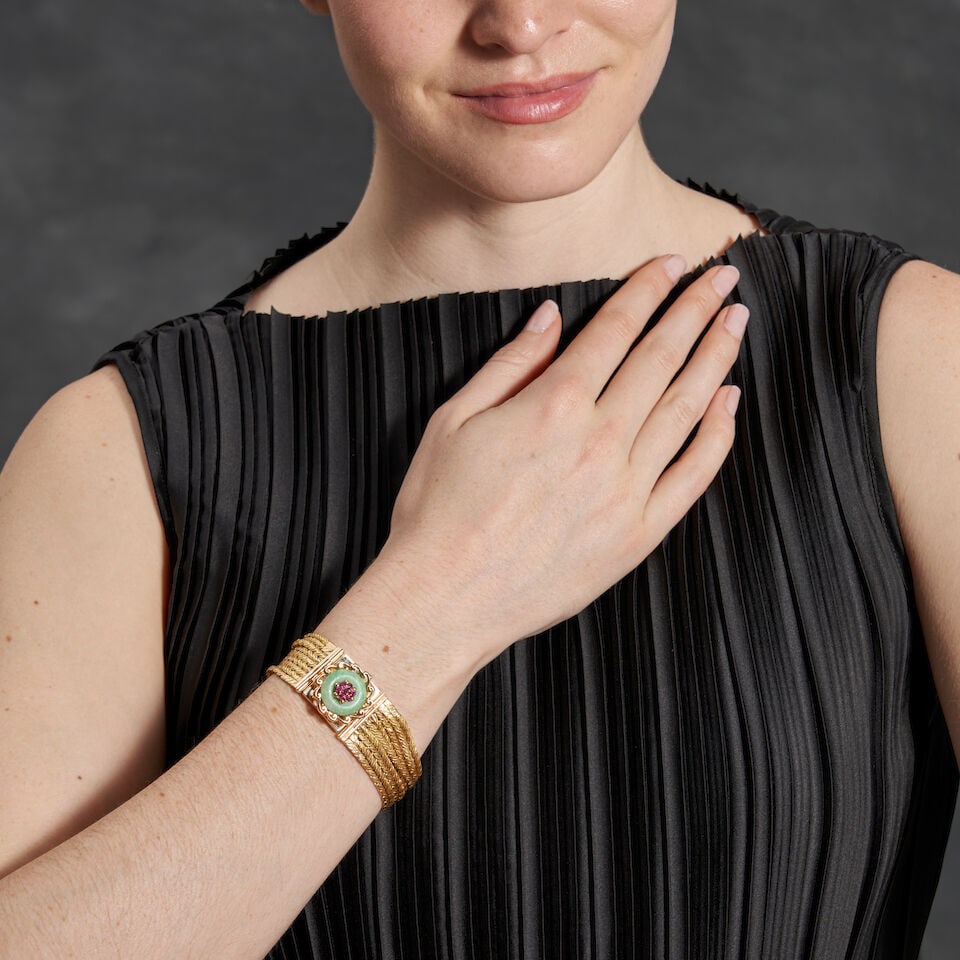 A GOLD, JADE, AND RUBY BRACELET - 3