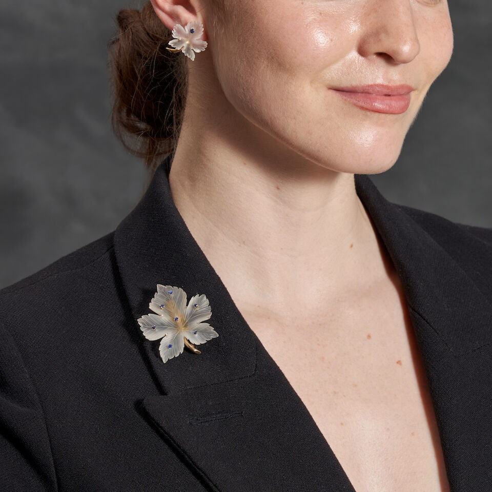 A 14K GOLD, CARVED ROCK CRYSTAL, AND SAPPHIRE BROOCH AND PAIR OF EARRINGS - 3