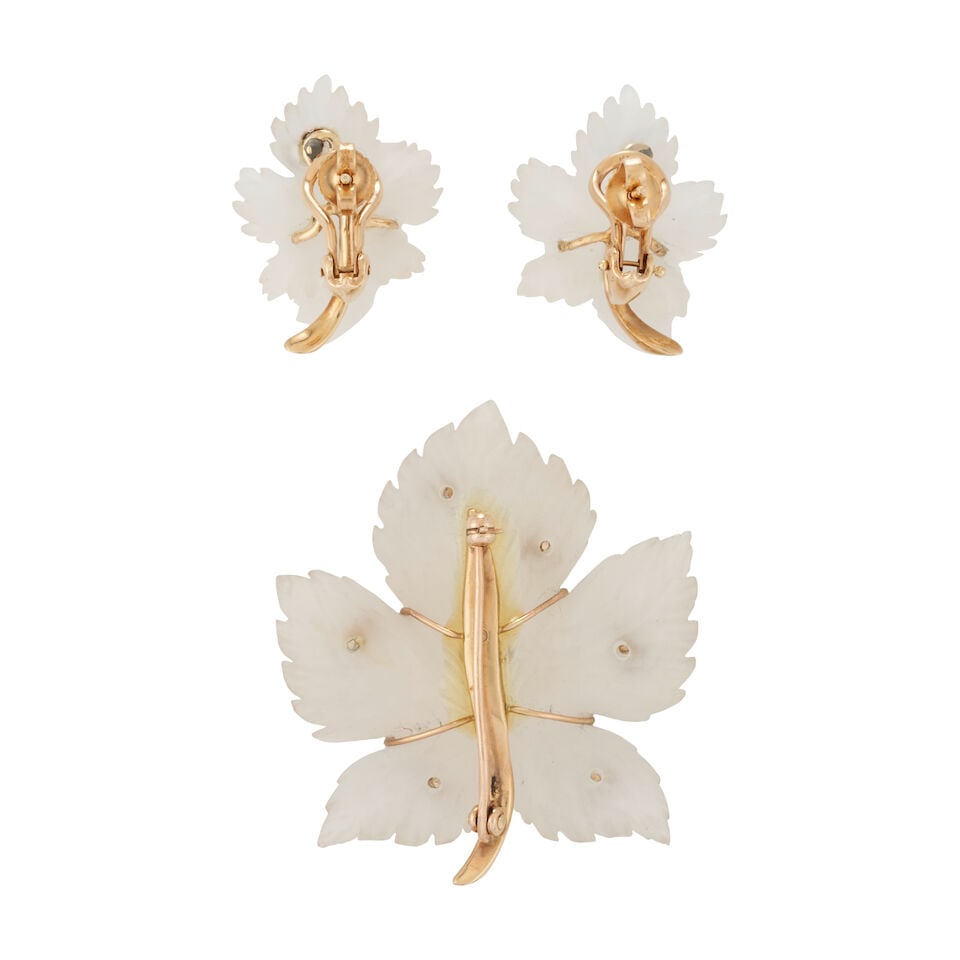 A 14K GOLD, CARVED ROCK CRYSTAL, AND SAPPHIRE BROOCH AND PAIR OF EARRINGS - 4