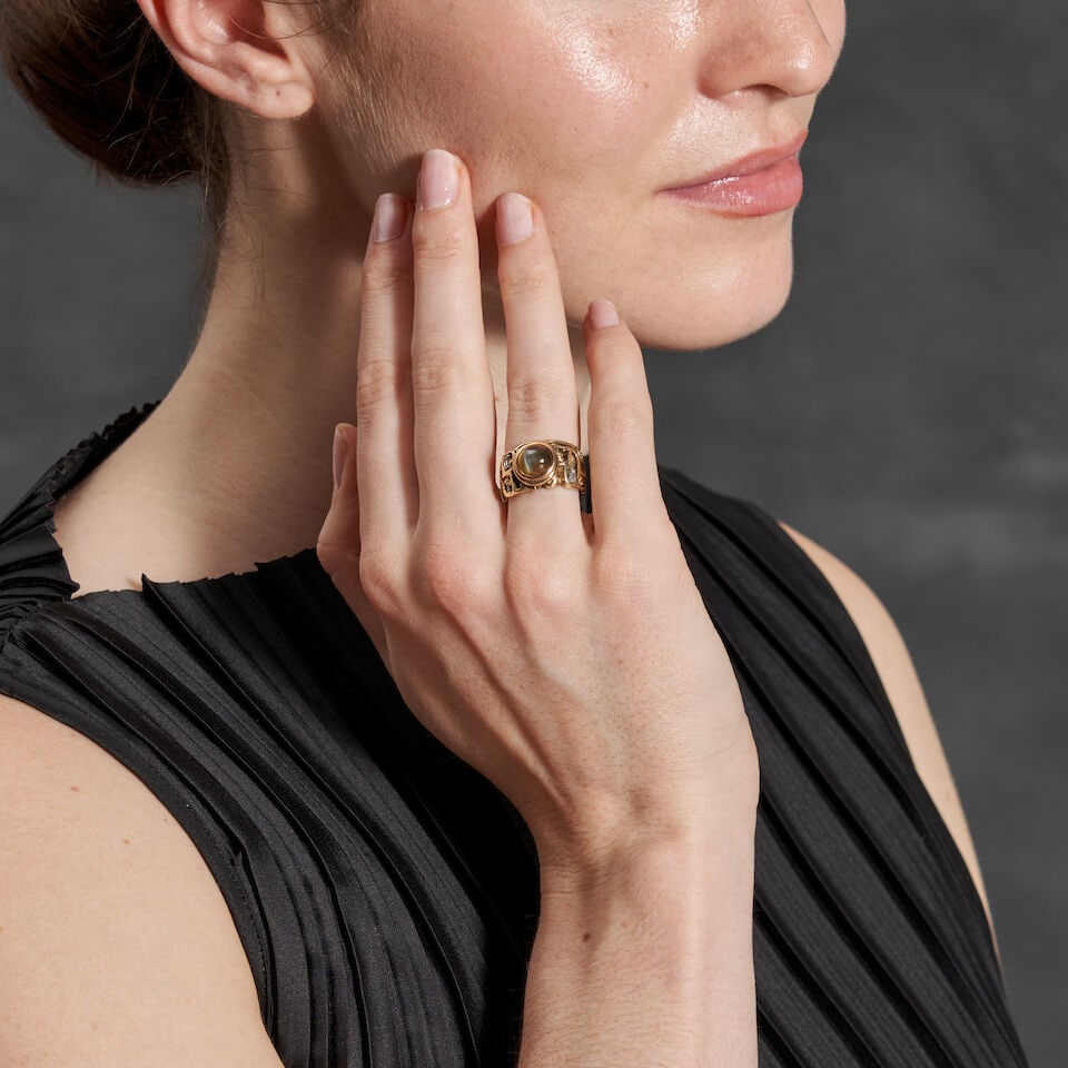 A GOLD, CAT'S EYE CHRYSOBERYL, AND DIAMOND RING - 2