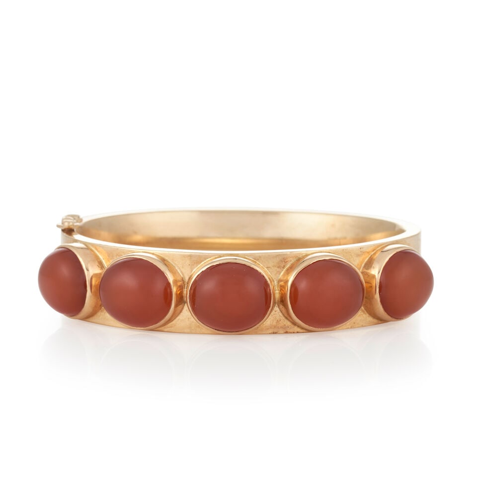 A 14K GOLD AND CARNELIAN BANGLE BRACELET (1 of 3)