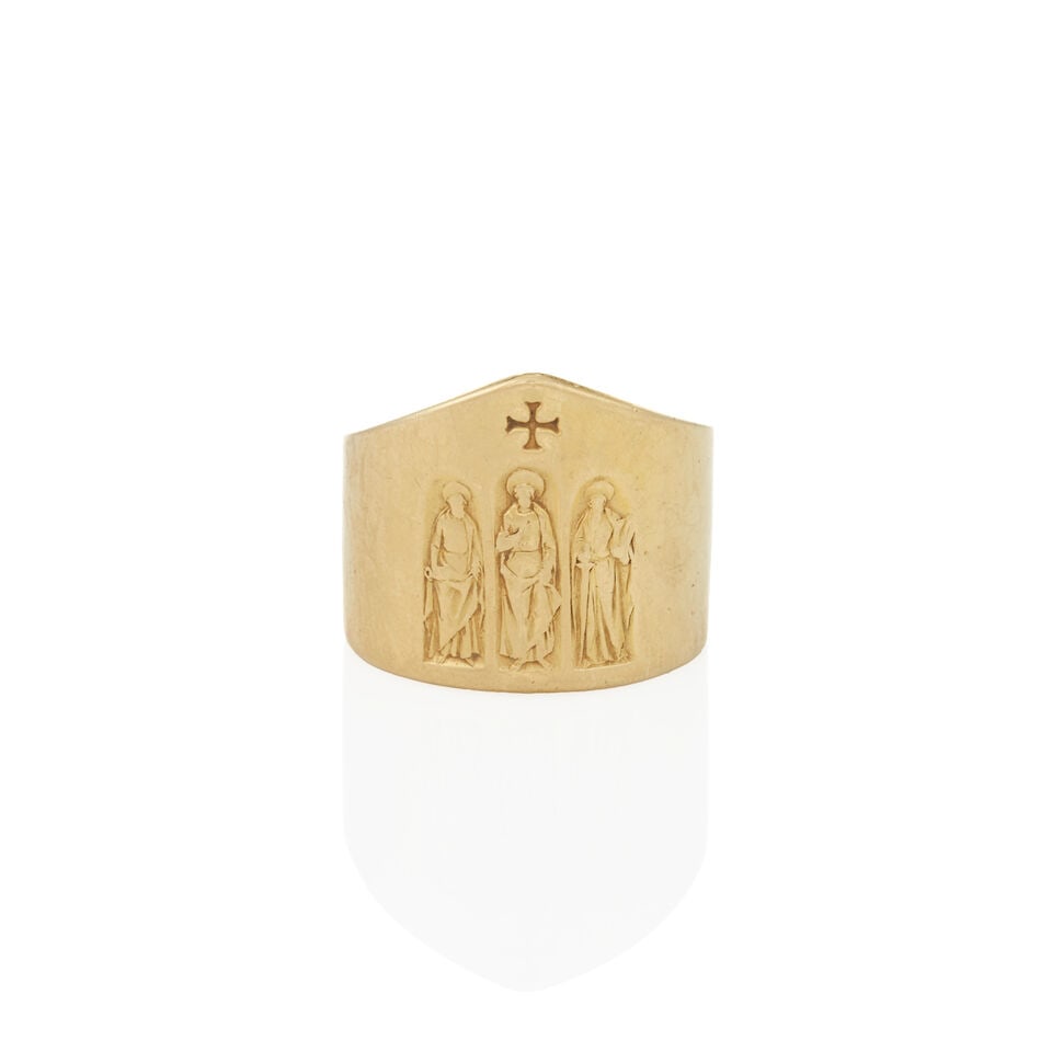 AN 18K GOLD PASTORAL RING: AN 18K GOLD PASTORAL RING The open ring, designed as a mirtre, finely chased with a depiction of Christ flanked by Saints Peter and Paul in niches beneath an anchor cross, the papal coat-of-arms to