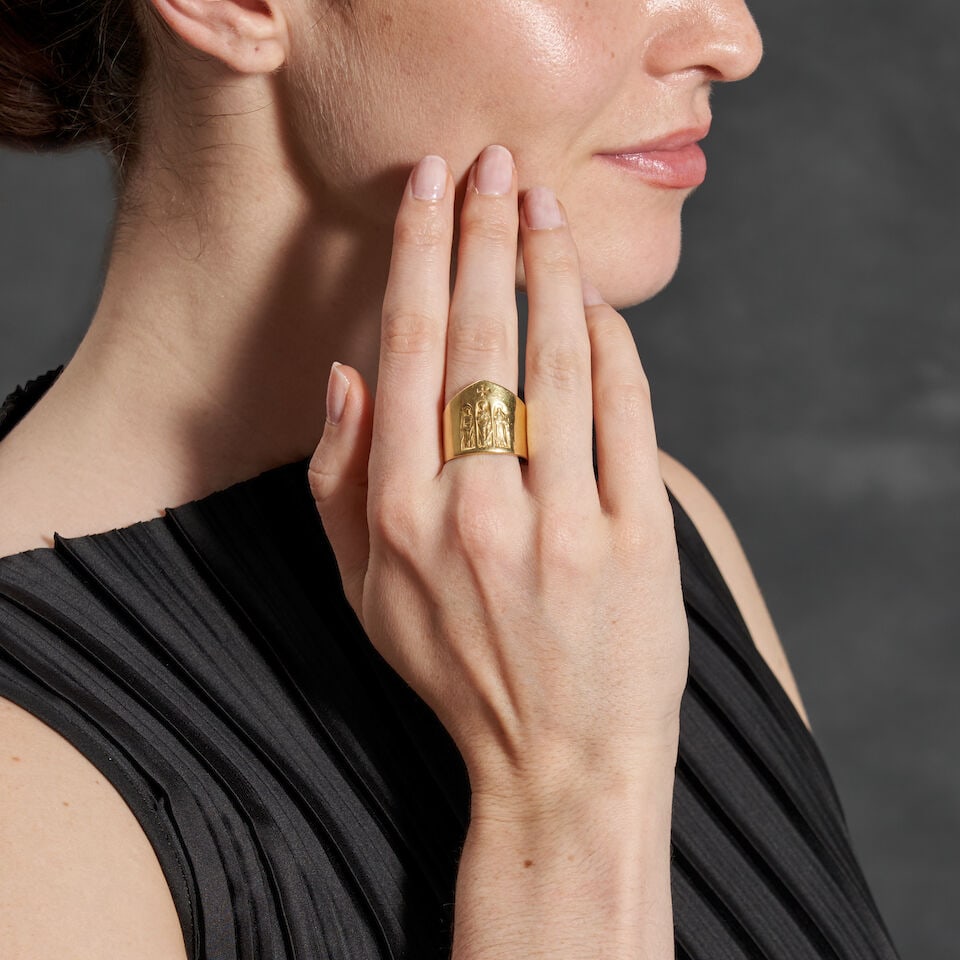 AN 18K GOLD PASTORAL RING - 2